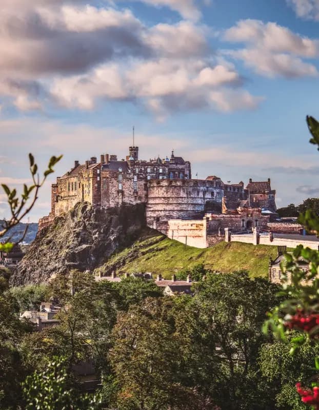 Edinburgh Castle وجهة سفر مع HelloRoam eSIM للاتصال بالإنترنت