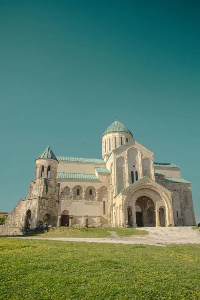 eSIM di viaggio HelloRoam per Kutaisi in Georgia con copertura rete mobile rapida e affidabile
