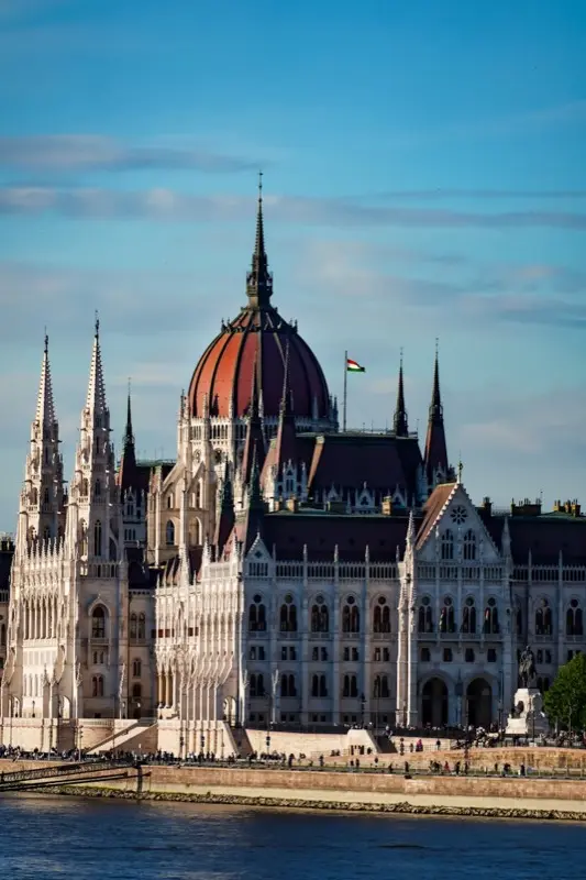 Hungarian Parliament Building Orszaghaz Danube River point de repère avec HelloRoam eSIM pour données de voyage