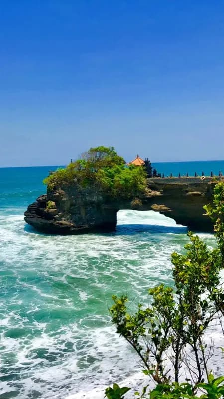 Tanah Lot kivuko cha safari na HelloRoam eSIM kwa muunganisho wa intaneti