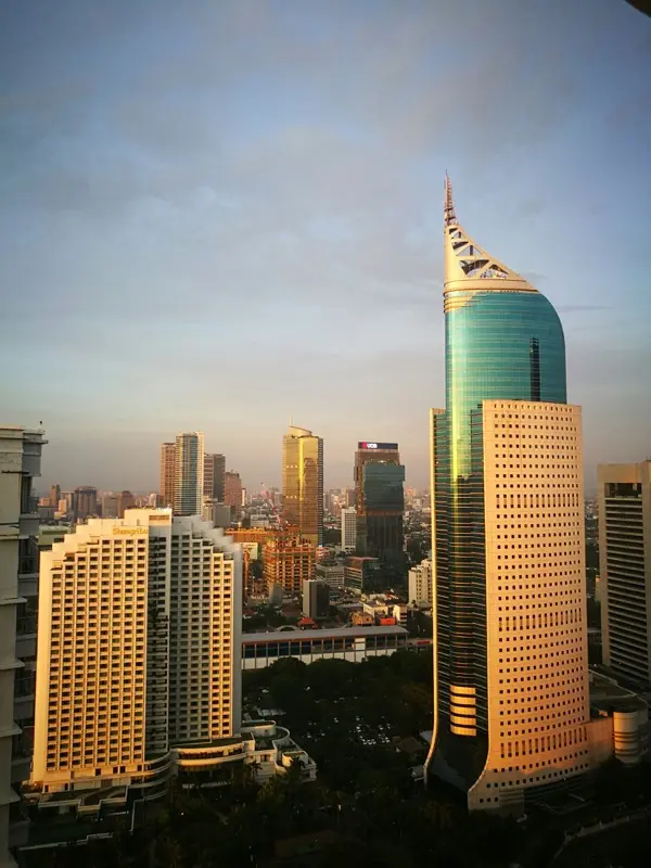 Jakarta Skyline আপনার ভ্রমণে HelloRoam eSIM সংযোগ সহ