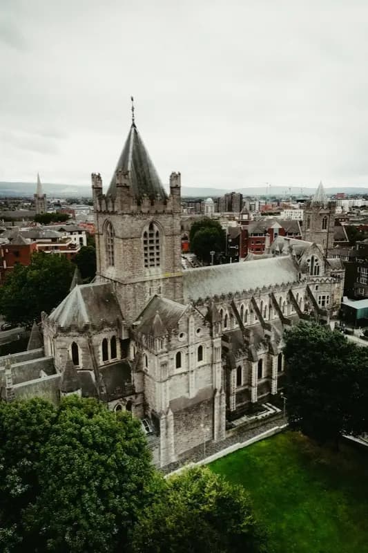 River Liffey and Samuel Beckett Bridge Dublin putna destinacija s HelloRoam eSIM za internetsku vezu