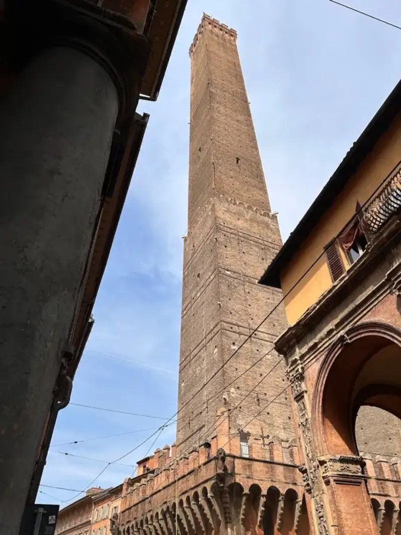 eSIM Bologna - Italy পুরনো ঐতিহাসিক কেন্দ্র ও লাল টাইলের ছাদের দৃশ্য