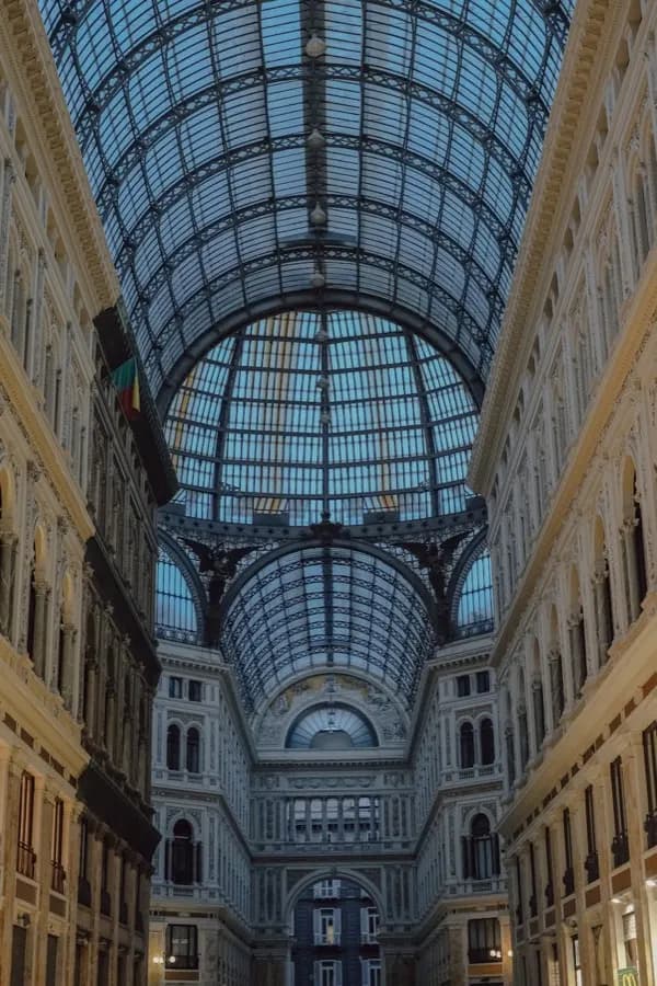 eSIM Napulj Italija - panorama Napuljskog zaljeva s Vezuvom i lukoma u sutonu