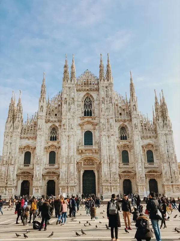 Duomo di Milano landmark dengan HelloRoam eSIM untuk data perjalanan