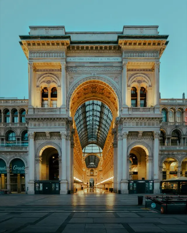 Galleria Vittorio Emanuele Ii са HelloRoam eSIM за повезаност током путовања