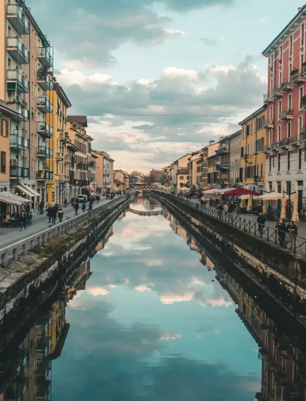 Navigli Canals landmark dengan HelloRoam eSIM untuk data perjalanan