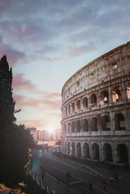 Colosseum mercu tanda dengan HelloRoam eSIM untuk data pelancongan
