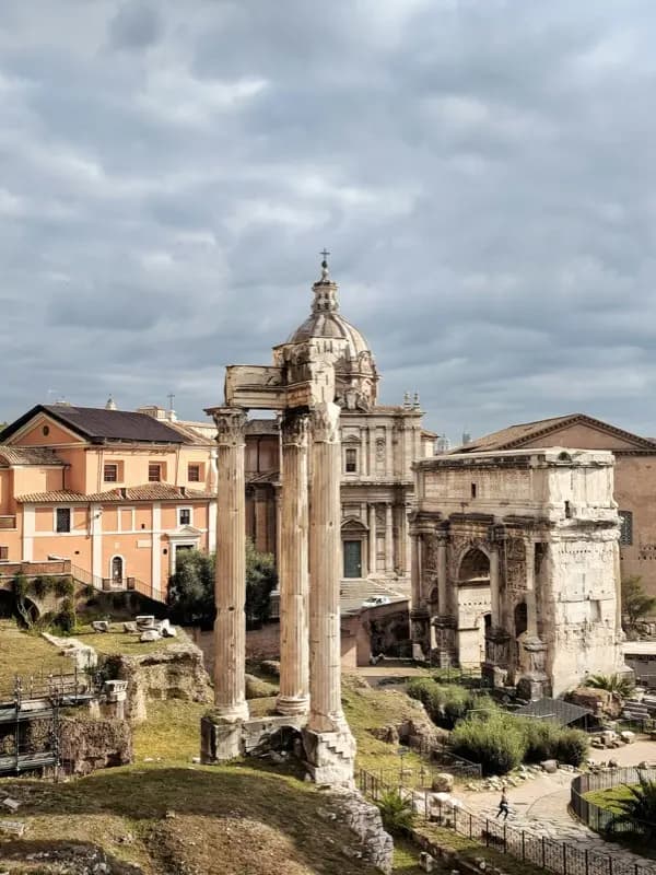 Roman Forum Reiseziel mit HelloRoam eSIM für Internetverbindung