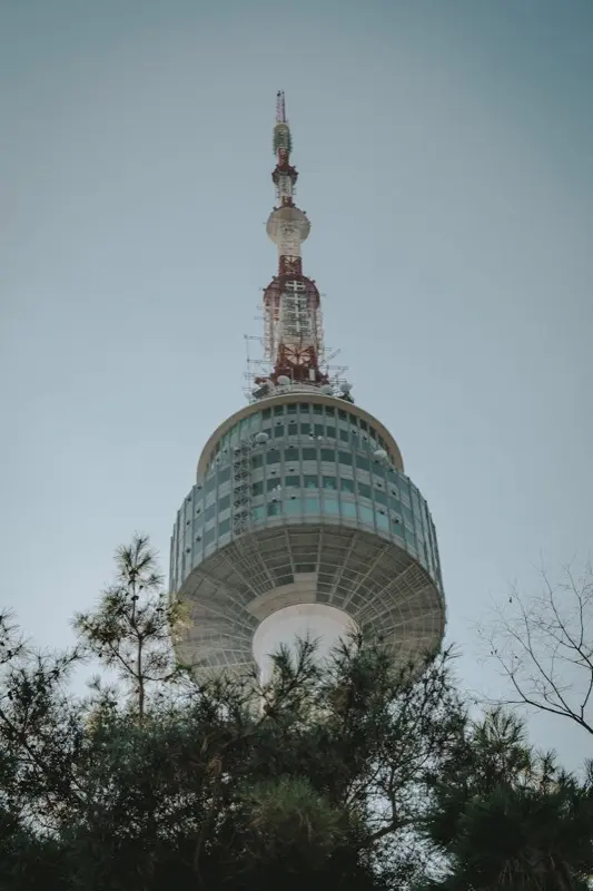 N Seoul Tower Namsan Tower con plan de datos HelloRoam eSIM para conectividad de viajeros