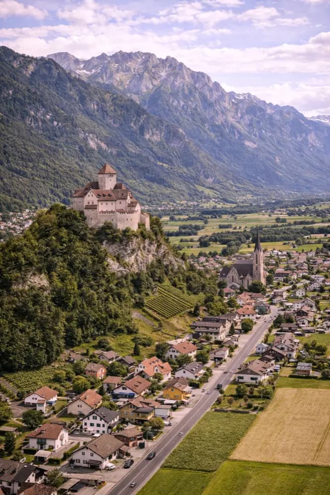 HelloRoam couvre Balzers en Liechtenstein avec un forfait eSIM pour les voyageurs internationaux