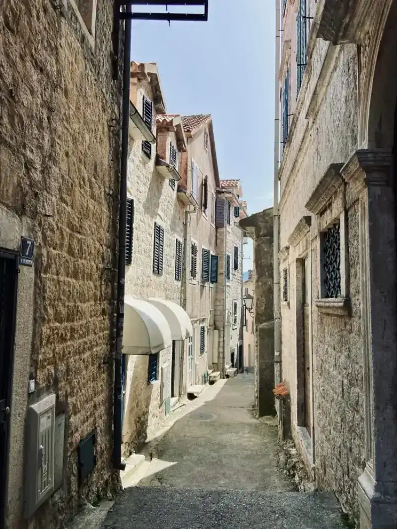 Travel data for Herceg Novi Montenegro with HelloRoam eSIM coverage and fast mobile internet