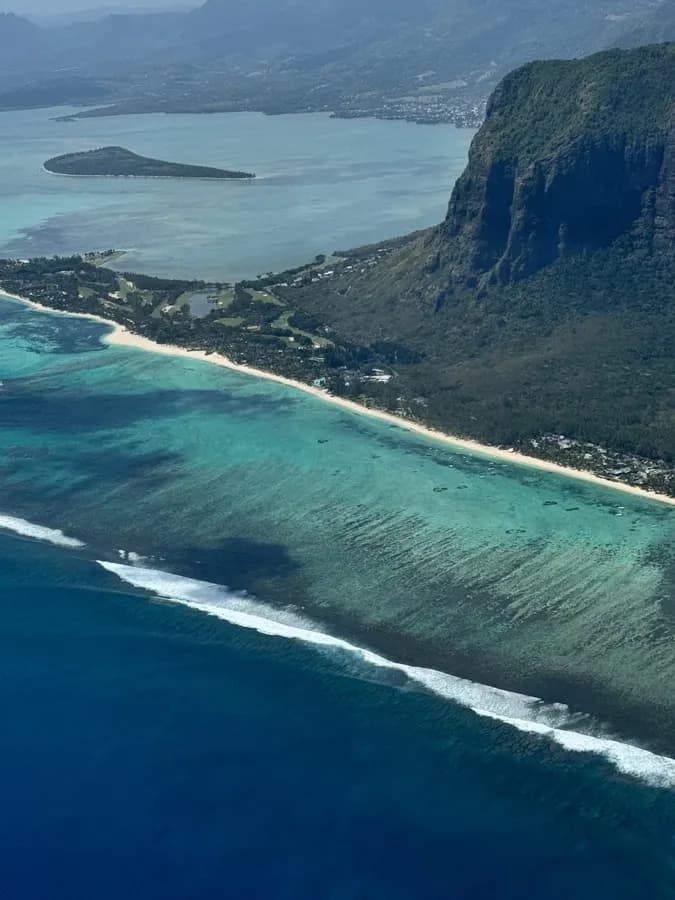 eSIM Rose Hill Mauritius - moderni kaupunkialue trooppisten kukkuloiden ympäröimänä