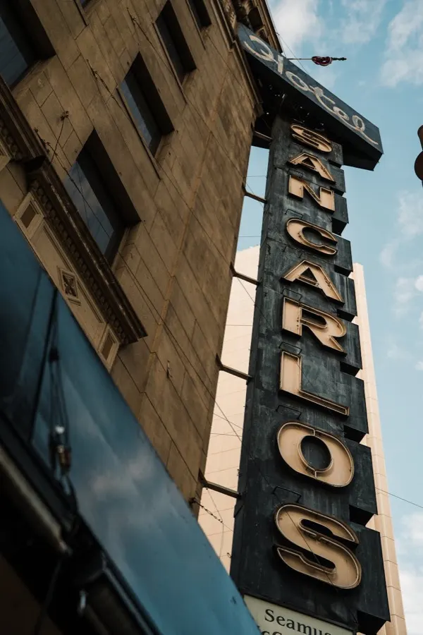 毛里求斯瓦科阿斯菲尼克斯中部高原茶园甘蔗地与火山岛城市全景