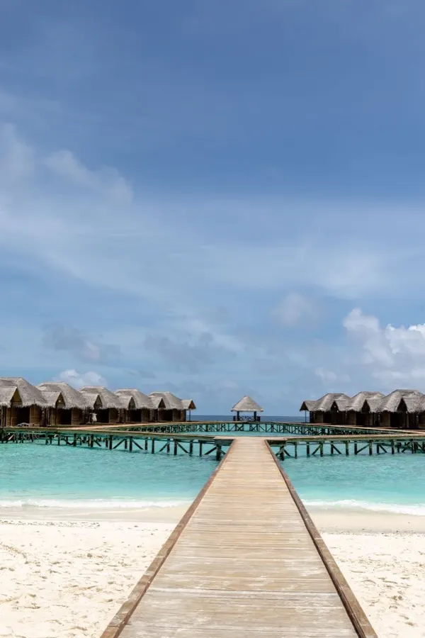 eSIM Dhidhdhoo Maldivas - isla capital del atolón norte con palmeras en el Índico