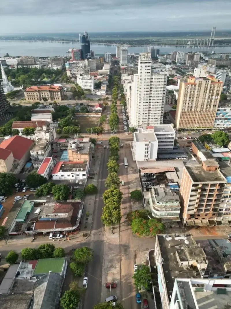 Quelimane reka Bons Sinais ob priobalnem mestu z nasadi palm
