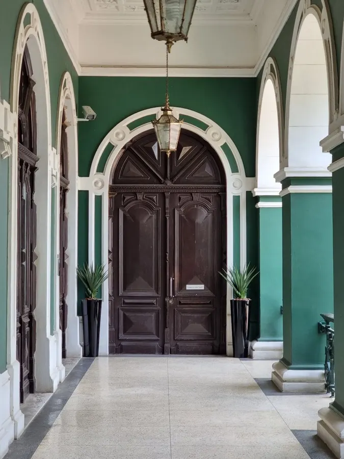 Most přes řeku Zambezi v Tete za zlatého světla se zelení na březích