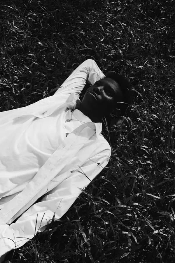 Bronzuri tradiționale ale Regatului Benin expuse în muzeu cu iluminat cald