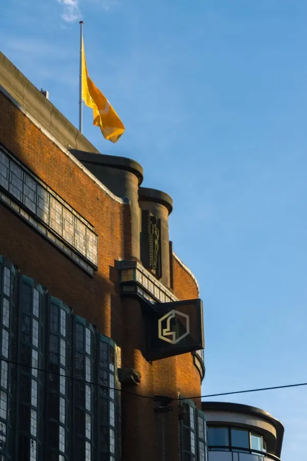 eSIM Den Haag Niederlande - Binnenhof-Parlament mit dem Hofvijver-See im goldenen Abendlicht