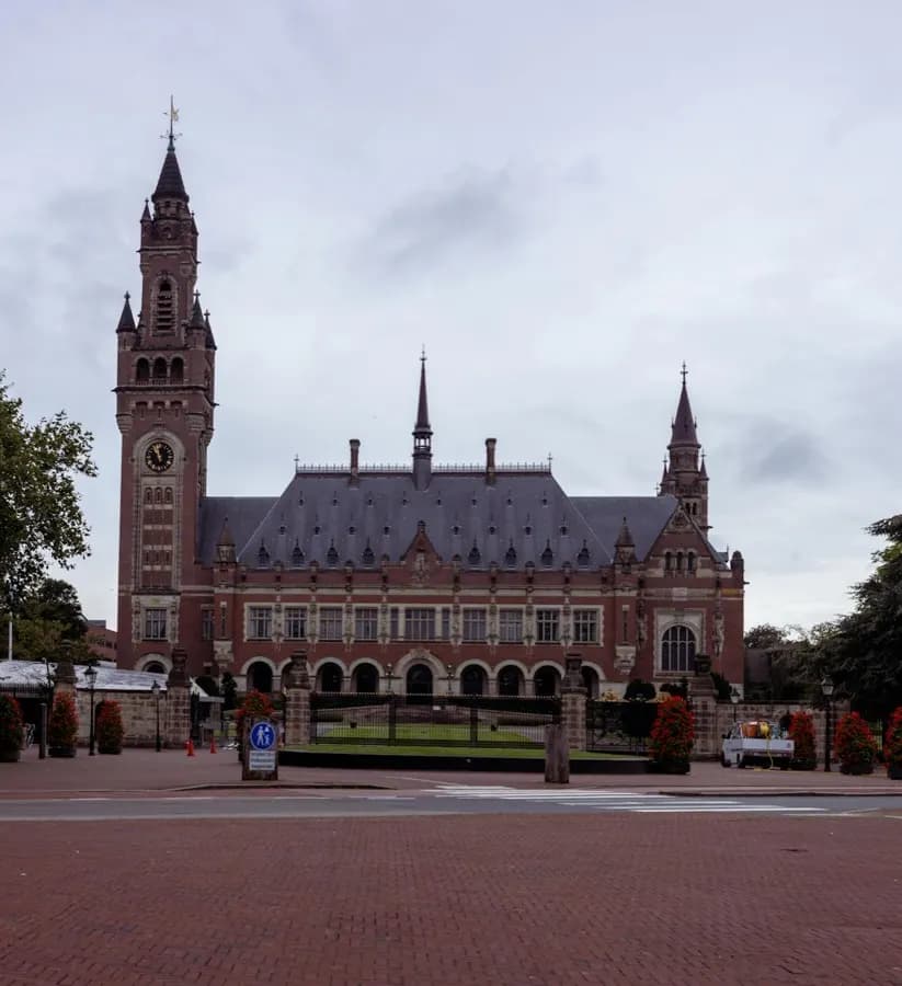 Het historische Binnenhof in Den Haag weerspiegeld in de Hofvijver