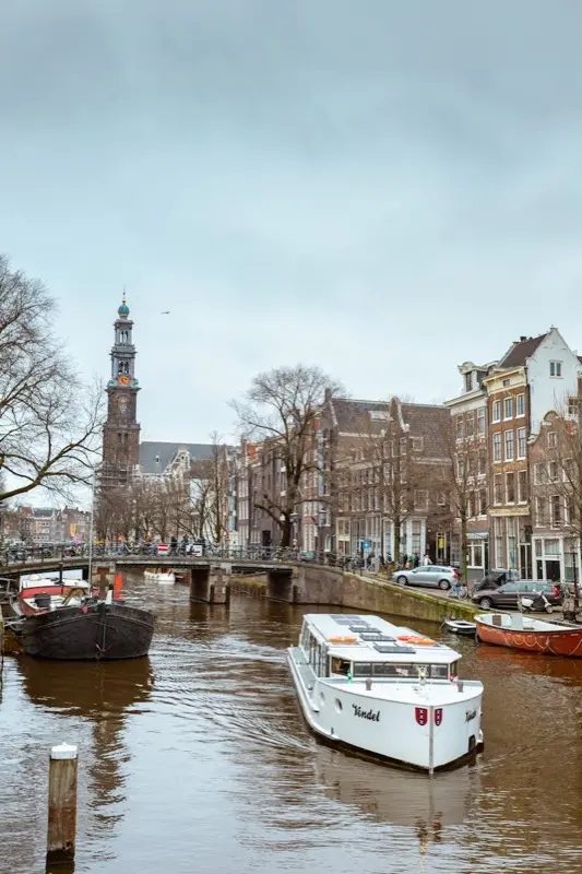 Foto de Westerkerk Church and Amsterdam Canal Prinsengracht con HelloRoam eSIM para datos de viaje