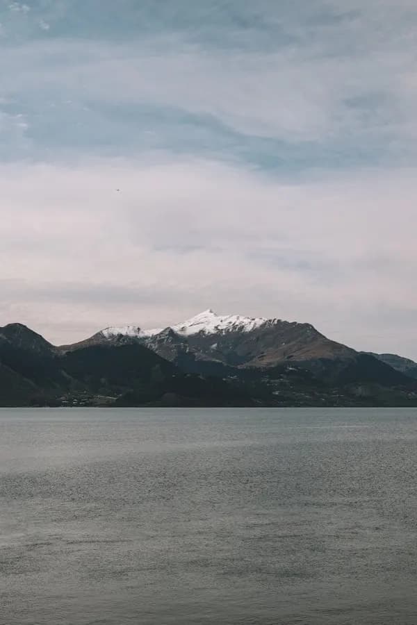 Jezero Wakatipu s Remarkables planinama i skylineom Kvinstaunom