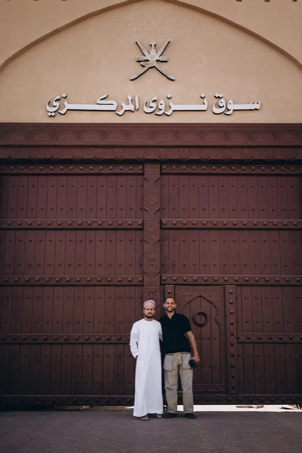 Fortalesa de Nizwa amb connexió eSIM HelloRoam activa a Oman