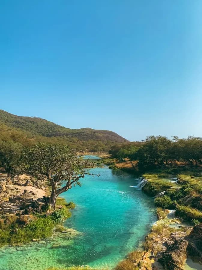 Zelené kopce Salalah počas monzúnového obdobia khareef s mrakmi