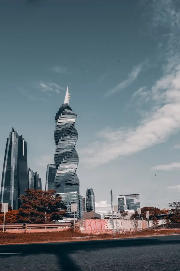Panama City'de Casco Viejo renkli tarihi cadde ve gökdelenler arka planda