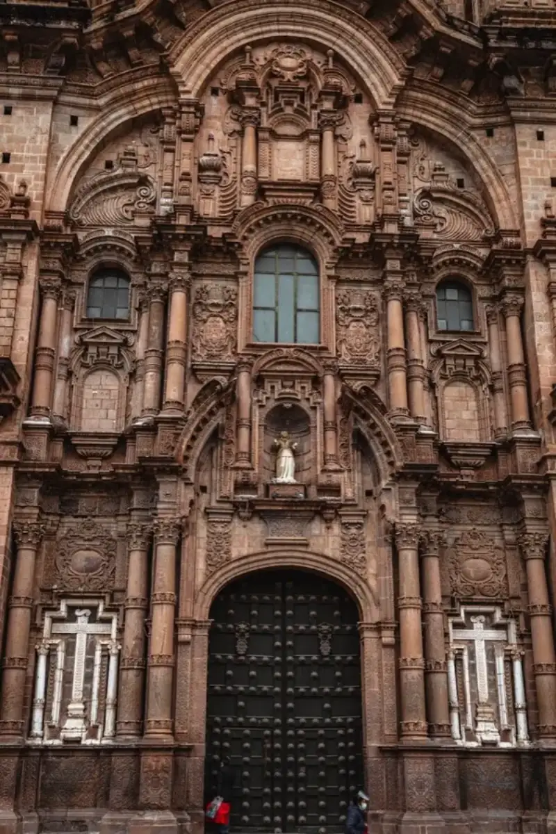 Plaça de Armas del Cusco amb ruins incaiques i eSIM HelloRoam al Perú