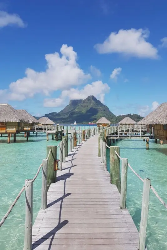 Foto von Mount Otemanu Bora Bora Overwater Bungalows Boardwalk mit HelloRoam eSIM für Reisedaten