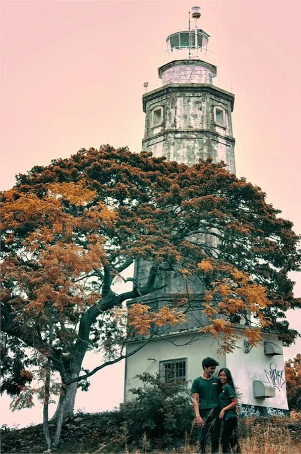 eSIM Cebu City Philippines - basilique Santo Niño avec palmiers et foule de fidèles