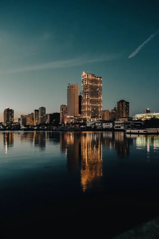 Manila Bay Roxas Boulevard Skyline At Dusk cu HelloRoam eSIM pentru a rămâne conectat în timpul călătoriei