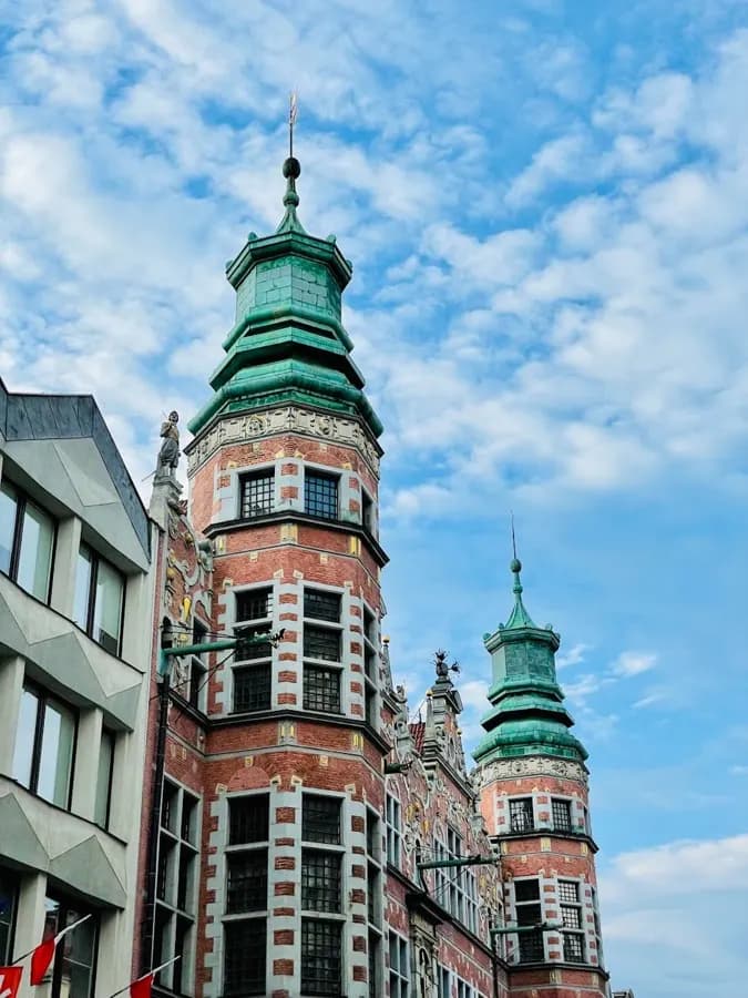 Phố cổ Long Lane Gdańsk với nhà hàng đầy màu sắc soi bóng trên sông Motlawa