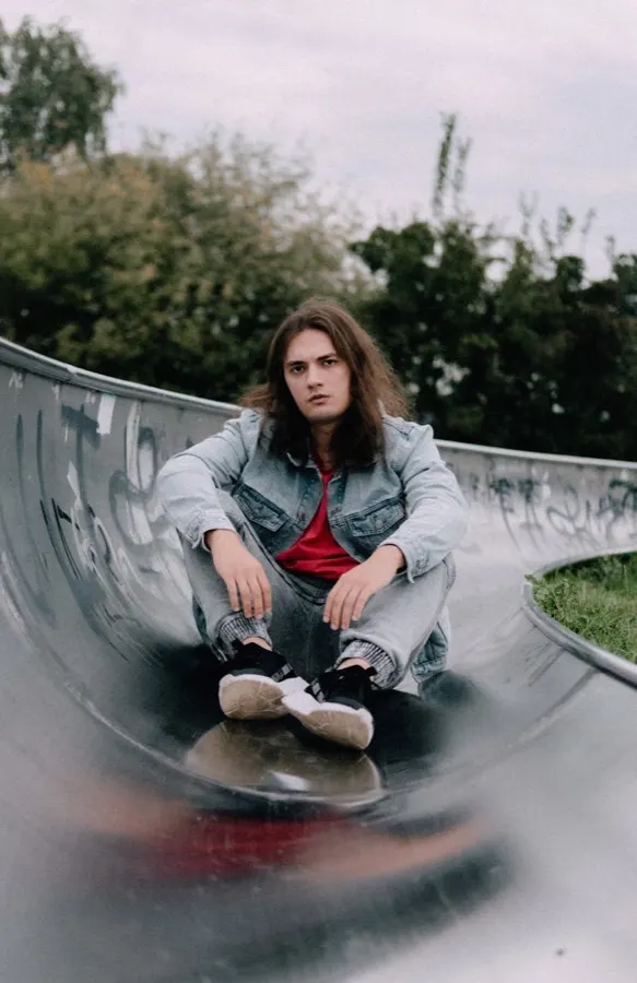 Khu phức hợp Manufaktura Łódź trong nhà máy cũ với gạch đỏ và không gian rộng lớn