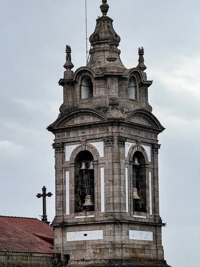 Escadaria barroca do Bom Jesus do Monte em Braga com vegetação verde ao redor