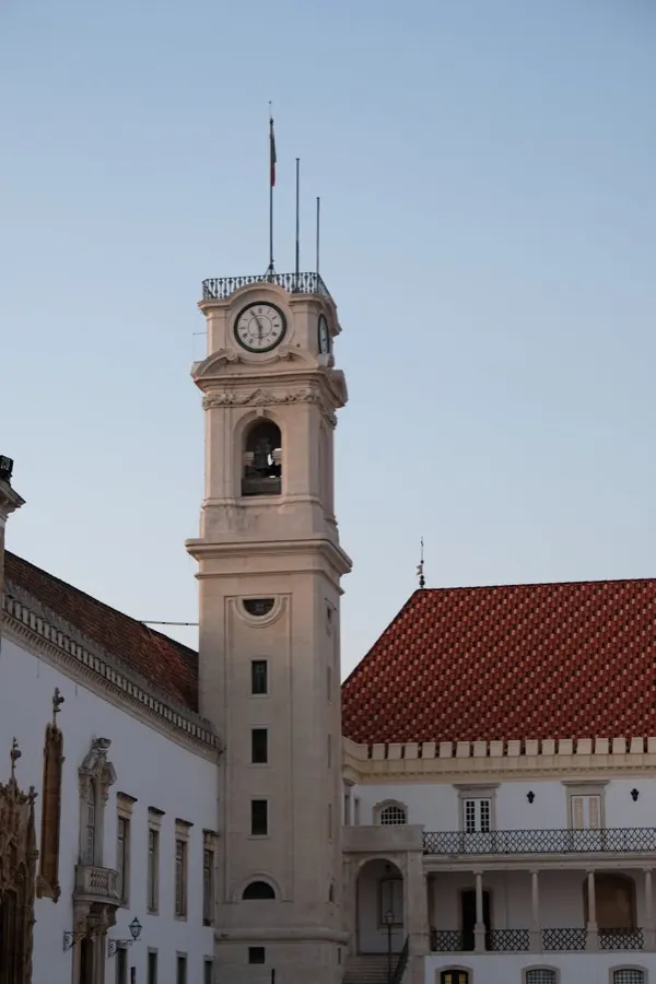 Vista da Universidade de Coimbra no alto da colina com o rio Mondego ao fundo num dia claro