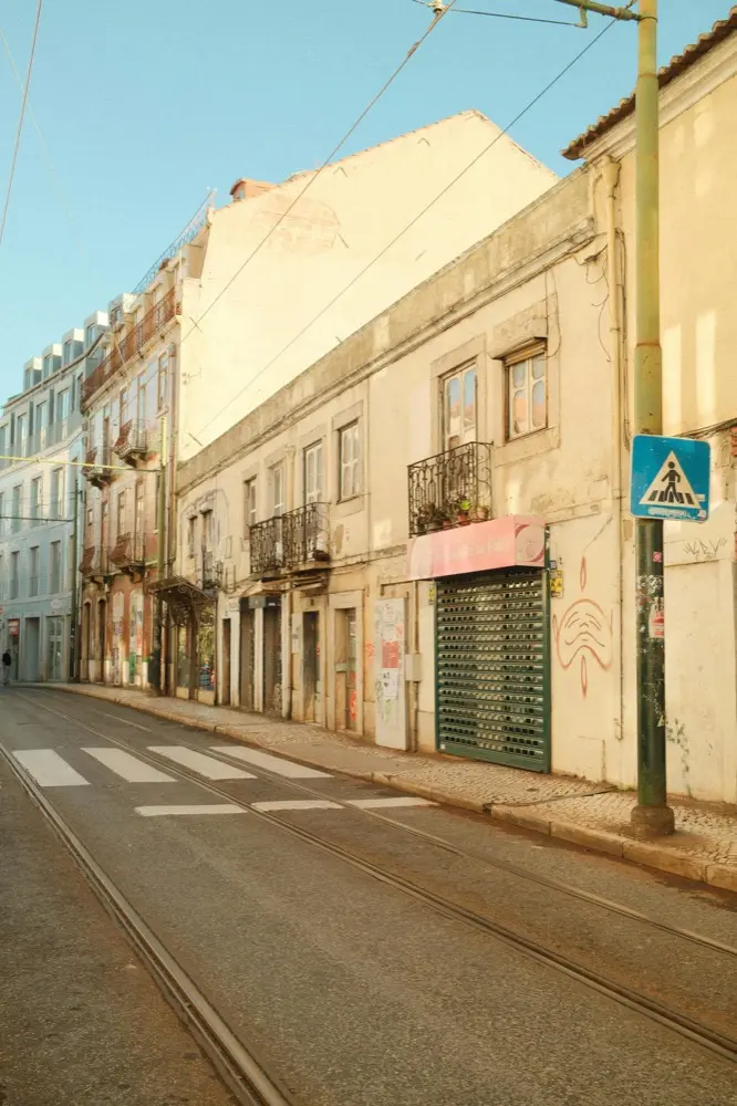 Dados móveis em Merces Portugal com plano eSIM HelloRoam para viajantes