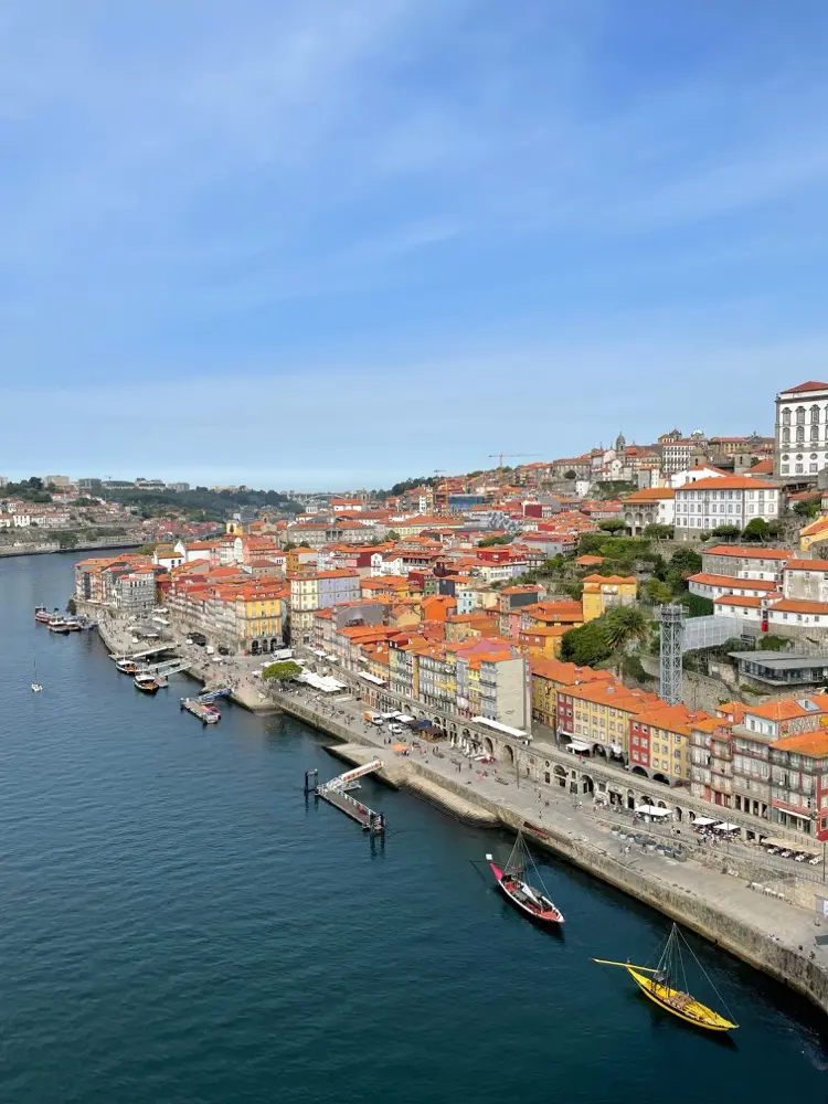 Dados móveis em Porto Portugal com plano eSIM HelloRoam para viajantes