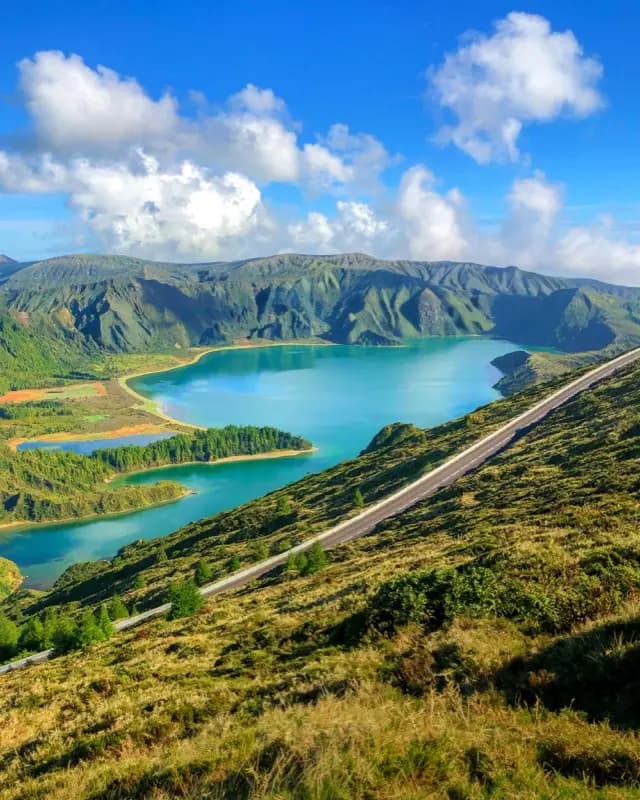 Фото Lagoa Do Fogo с HelloRoam eSIM для международного роуминга