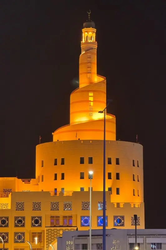 Fanar Qatar Islamic Cultural Center the Spiral Mosque עם תוכנית נתונים HelloRoam eSIM לחיבור מטיילים