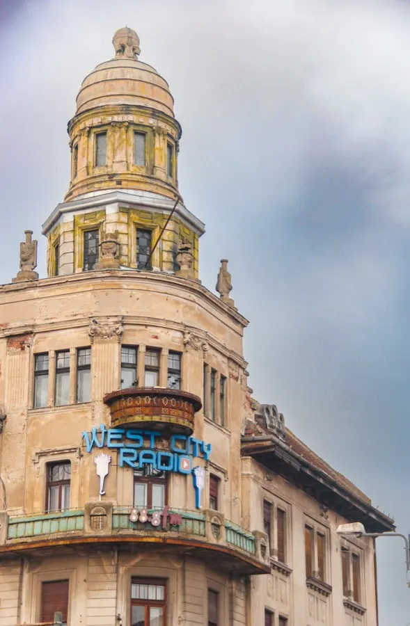 Piata Unirii din Timișoara cu catedrala catolică și clădiri baroce colorate