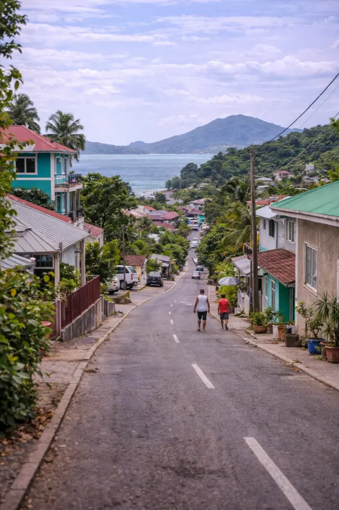 HelloRoam eSIM wisata Anse Etoile Seychelles internet seluler cepat