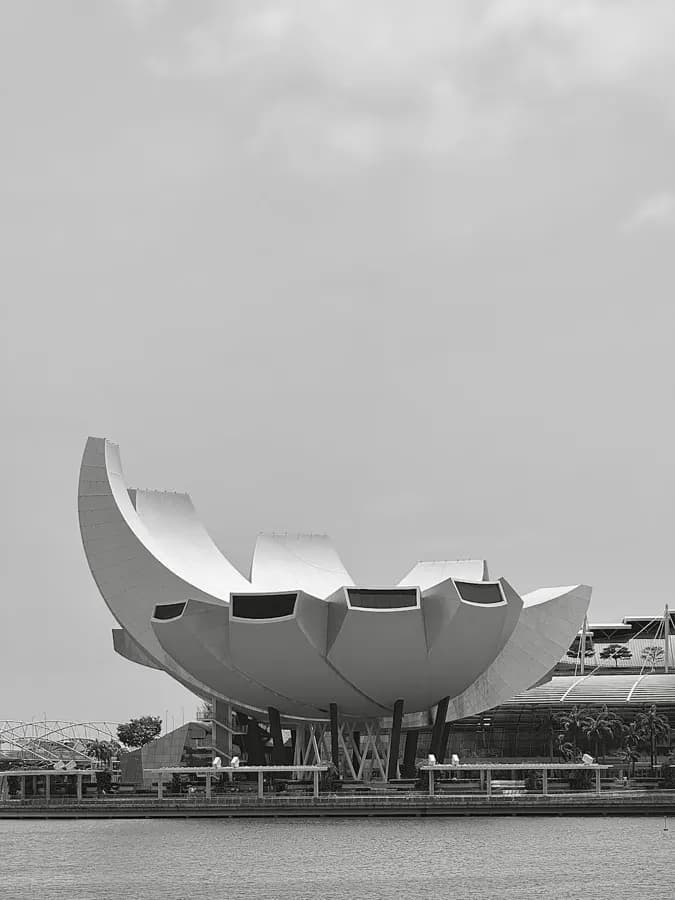 eSIM Outram Singapur - Rote Laternengasse in Chinatown mit Heritage-Shophouses und Tempeln