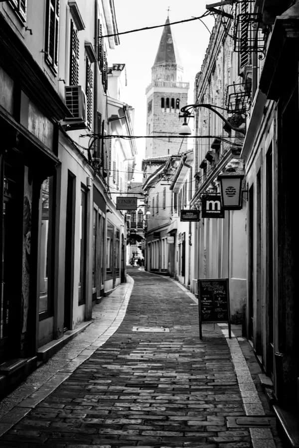 Piazza Tito di Koper con la loggia veneziana, la torre e le case medievali della città portuale