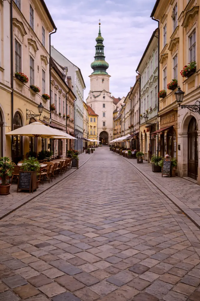 חבילת נתונים סלולריים HelloRoam eSIM ל-Bratislava בSlovakia for Bratislava