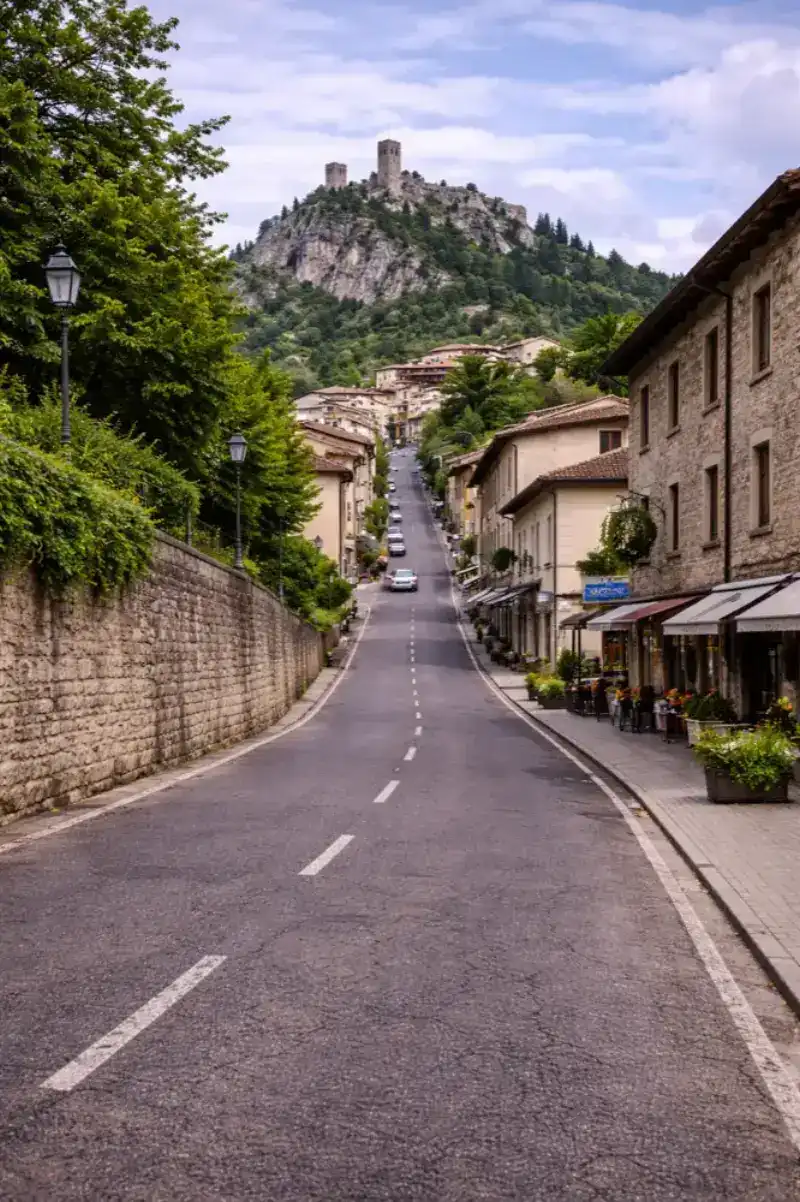 eSIM de viaje HelloRoam para Borgo Maggiore con internet móvil en SM