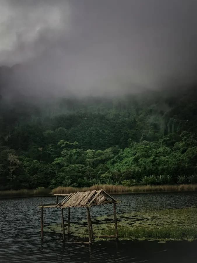 eSIM Santa Tecla El Salvador - banlieue résidentielle moderne au pied du volcan San Salvador