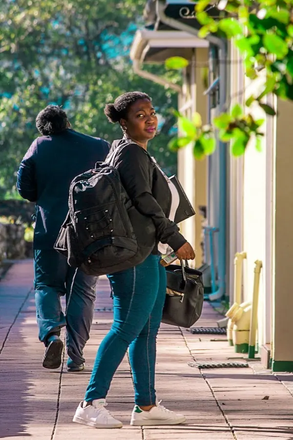 eSIM Lobamba Eswatini - el palau real i els camps de la capital legislativa d'Eswatini