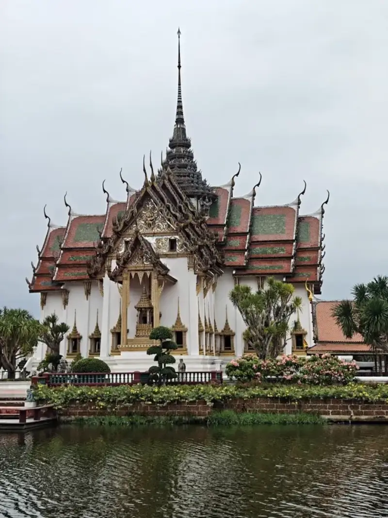 eSIM Bang Kapi Bangkok - a busy eastern Bangkok district with elevated expressways and shopping centres